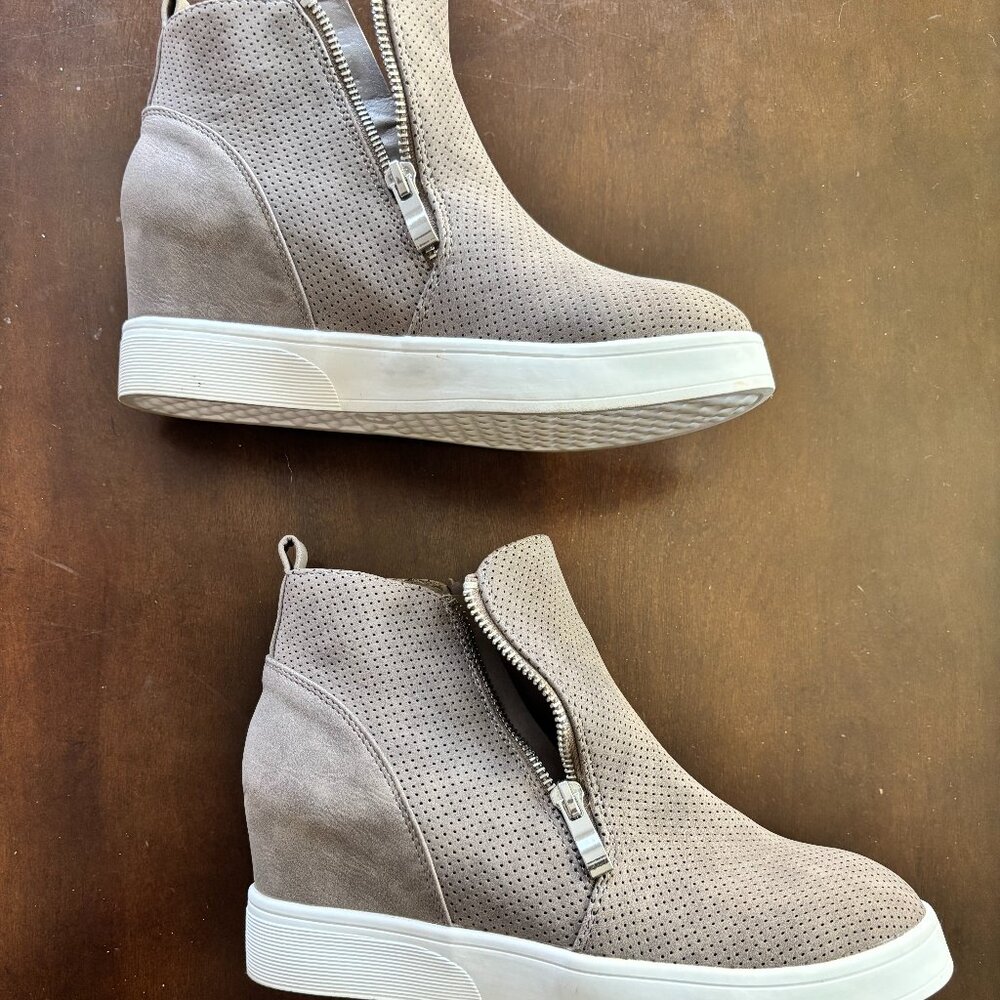 Journee Womens Pennelope Double Zip Wedge Sneakers in Taupe